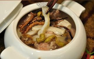 川貝冬蟲夏草雪梨怎么燉？潤(rùn)肺滋補(bǔ)的詳細(xì)做法與竅門